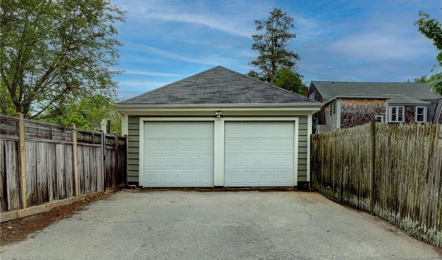 27 Cranston Ave, Newport, RI 02840 - 5 Beds, 4 Bath