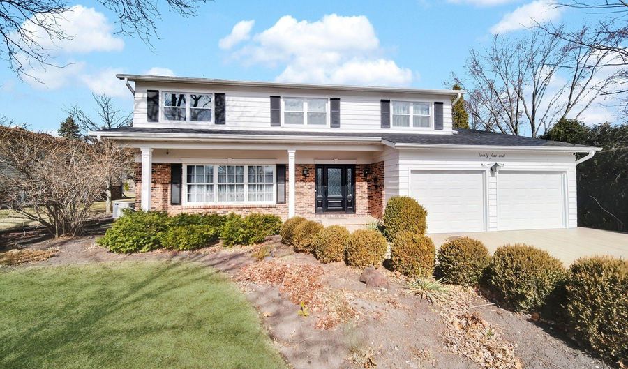 24 W Berkley Dr, Arlington Heights, IL 60004 - 4 Beds, 3 Bath