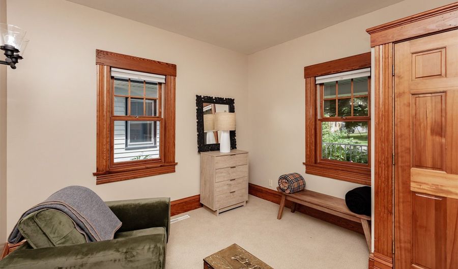 618 9th St, Ames, IA 50010 - 3 Beds, 5 Bath