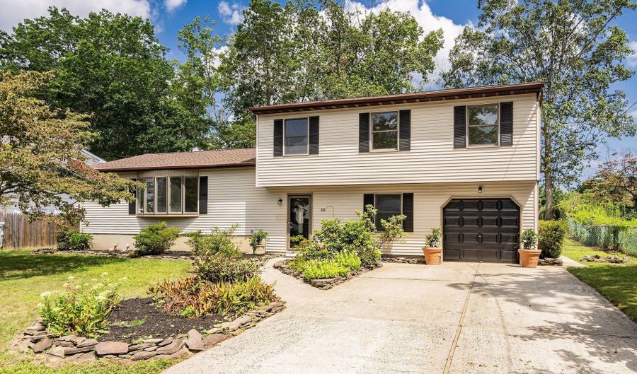 13 Grouse Dr, Bayville, NJ 08721 - 4 Beds, 2 Bath