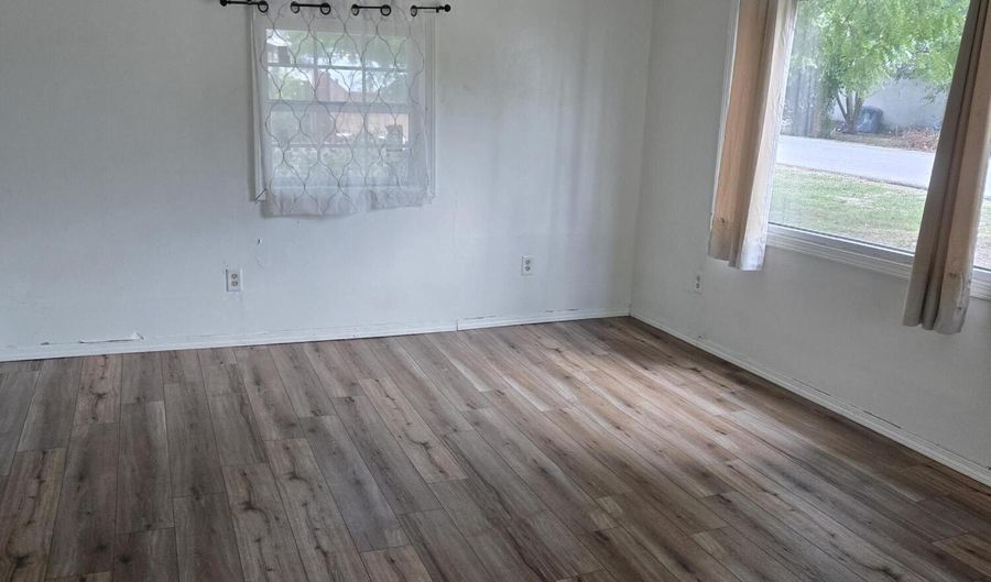225 Morgan Ave, Aurora, MO 65605 - 1 Beds, 1 Bath