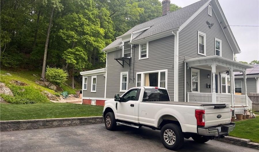 25 Earl St, Lincoln, RI 02865 - 3 Beds, 2 Bath