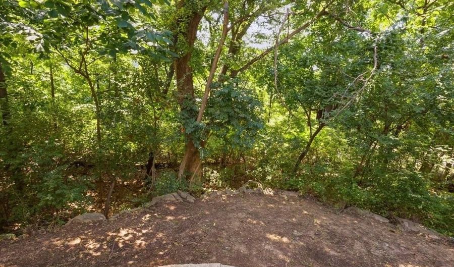 477 Redwood Forest Dr, Ballwin, MO 63021 - 4 Beds, 3 Bath