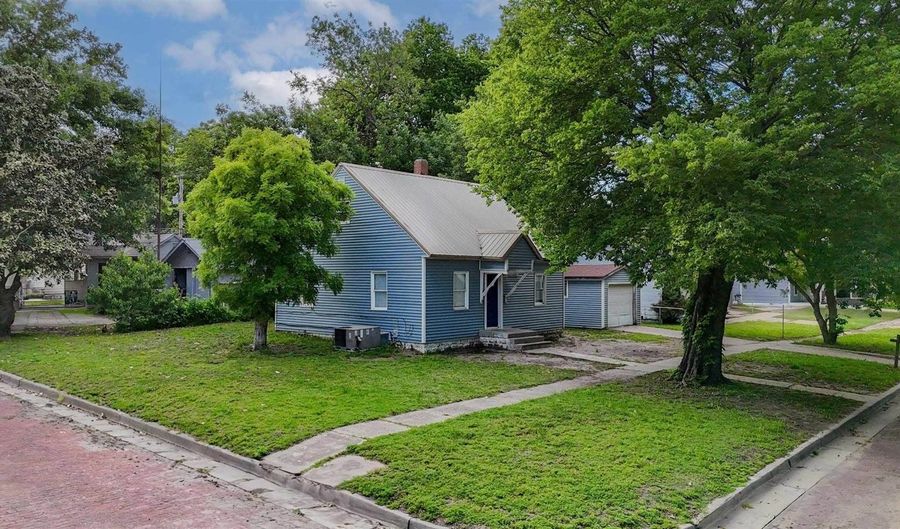 801 N C St, Arkansas City, KS 67005 - 4 Beds, 1 Bath