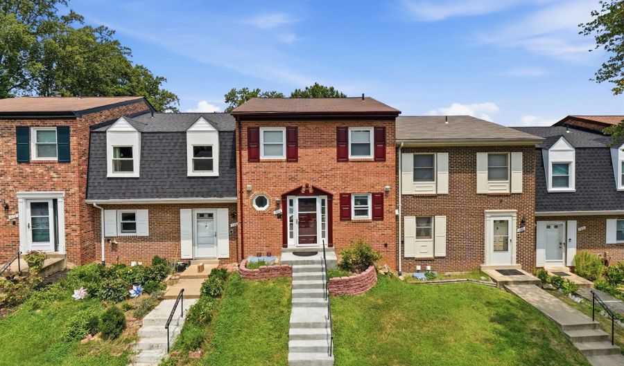7474 ZANUCK Ct, Annandale, VA 22003 - 4 Beds, 4 Bath