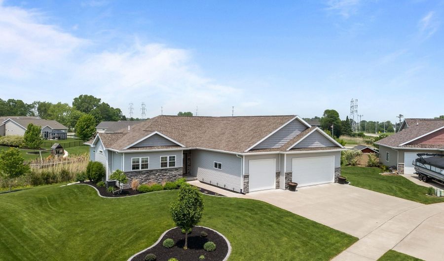W5706 MASE Court, Appleton, WI 54915 - 3 Beds, 3 Bath
