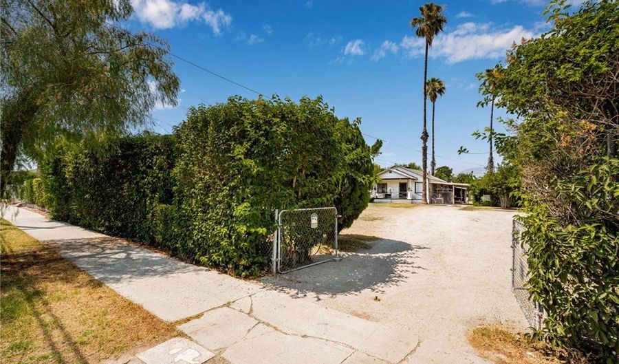 1054 W 10th St, San Bernardino, CA 92411 - 4 Beds, 2 Bath