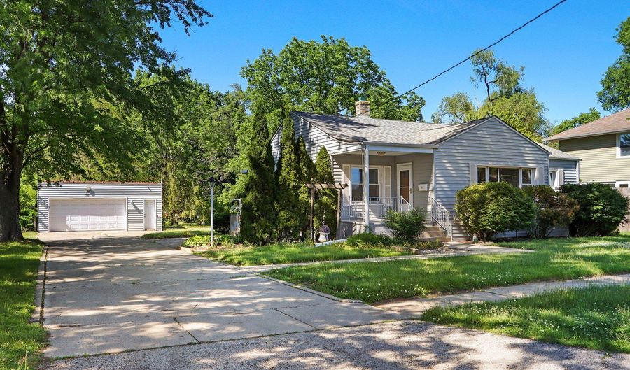 281 Chestnut St, Antioch, IL 60002 - 3 Beds, 2 Bath