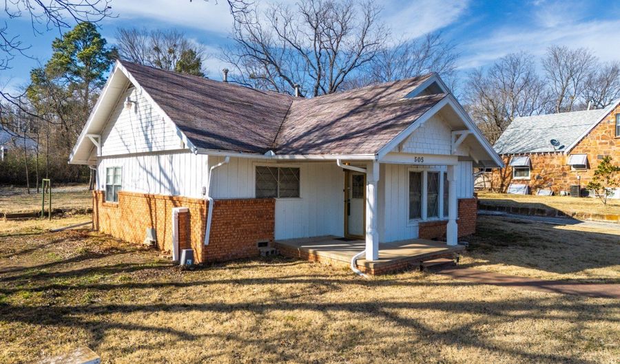 565 S California Ave, Atoka, OK 74525 - 3 Beds, 2 Bath