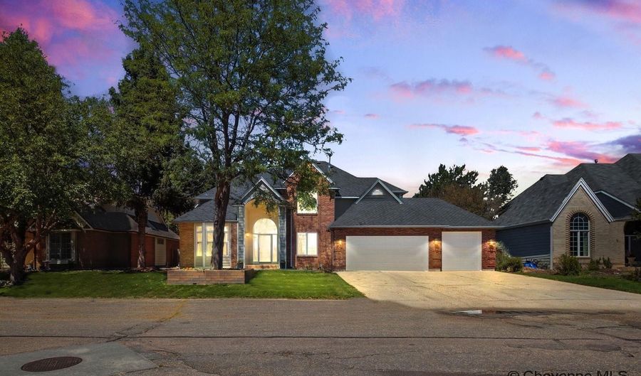 618 OAKHURST Dr, Cheyenne, WY 82009 - 5 Beds, 4 Bath