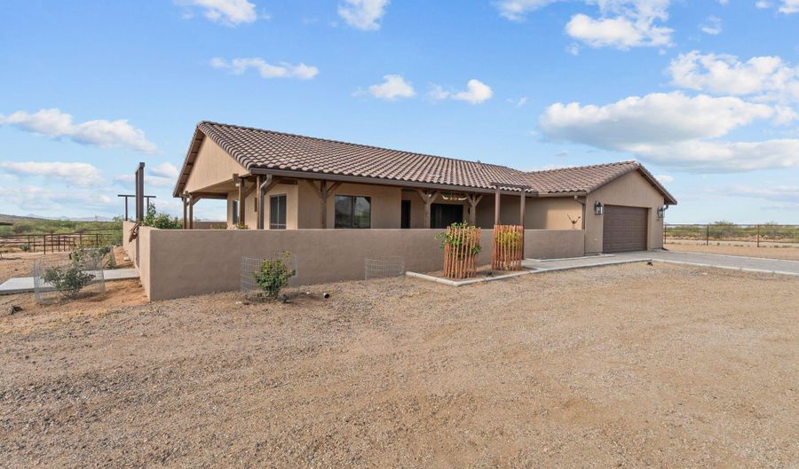 27755 S SLICK FORK Trl, Congress, AZ 85332 - 3 Beds, 2 Bath