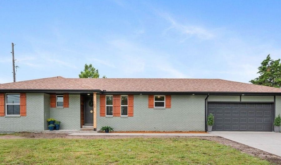 109 Aaron Dr, Andover, KS 67002 - 5 Beds, 3 Bath
