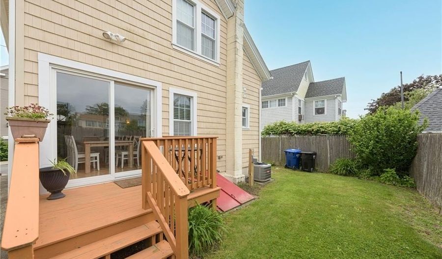 40 Holland St, Newport, RI 02840 - 2 Beds, 2 Bath