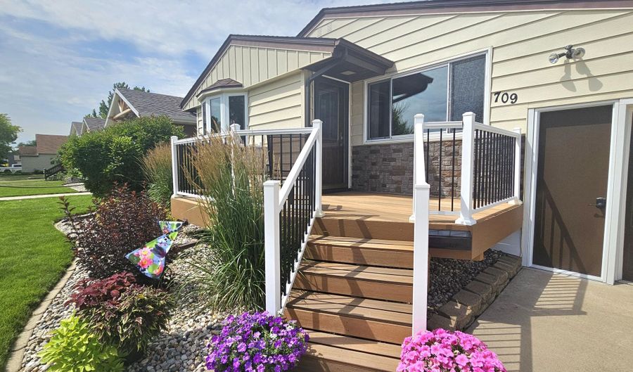 709 N 3rd St, Aberdeen, SD 57401 - 3 Beds, 1 Bath