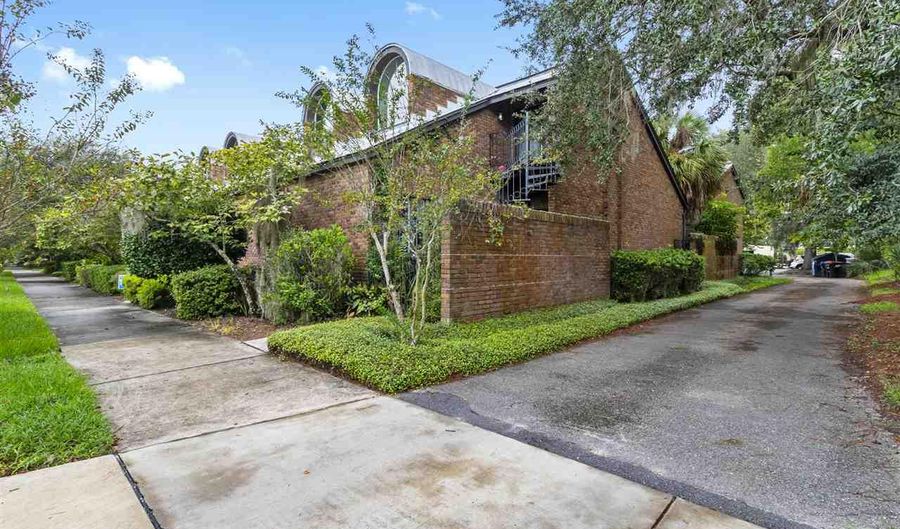 716 NE 1ST St, Gainesville, FL 32601 - 2 Beds, 2 Bath