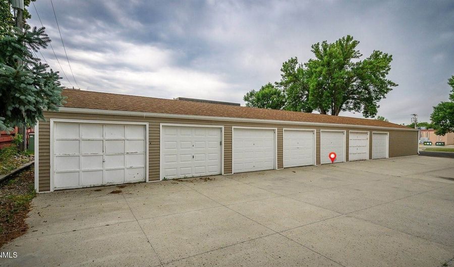 2023 Kavaney Dr N, Bismarck, ND 58501 - 2 Beds, 1 Bath