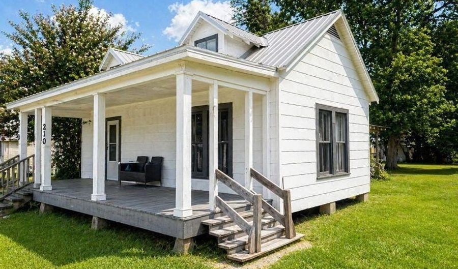 210 5th St, Abbeville, LA 70510 - 2 Beds, 1 Bath