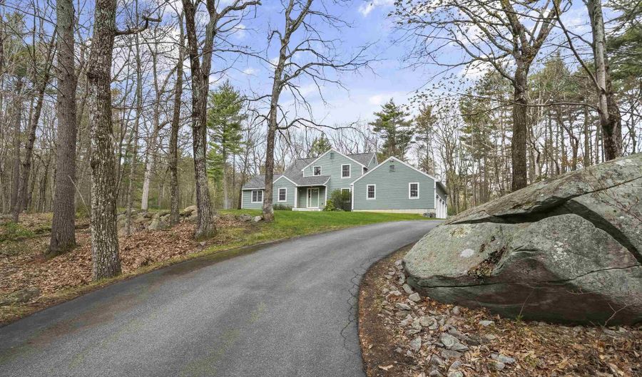 9 Maxwell Dr, Brookline, NH 03033 - 3 Beds, 3 Bath