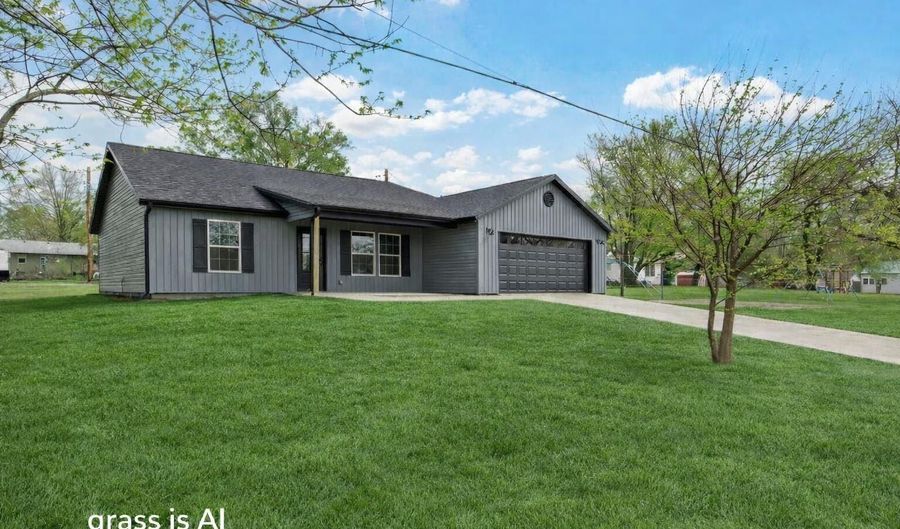 215 W Cofield St, Aurora, MO 65605 - 3 Beds, 2 Bath