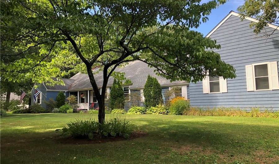 27 Birchwood Dr, Cumberland, RI 02864 - 4 Beds, 3 Bath