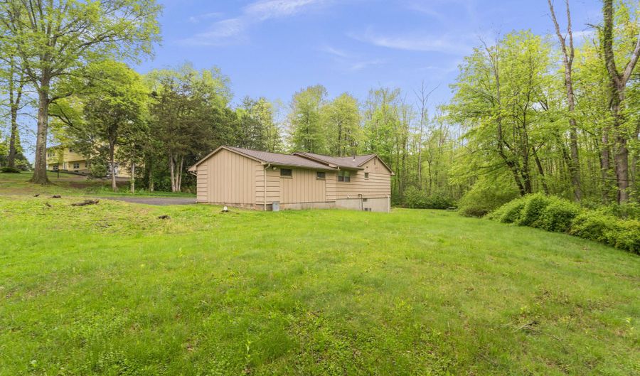27 Adams Rd, Bloomfield, CT 06002 - 3 Beds, 3 Bath