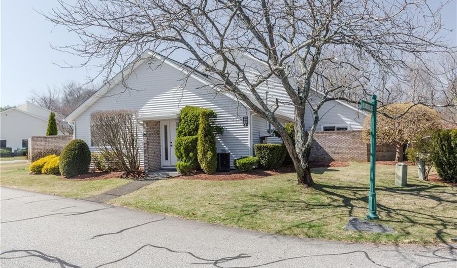 1011 Williamsburg Cir, Warwick, RI 02886 - 2 Beds, 1 Bath