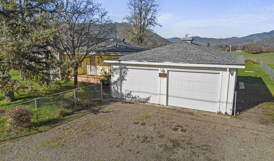 7385 Maple Ln, Central Point, OR 97502 - 2 Beds, 3 Bath
