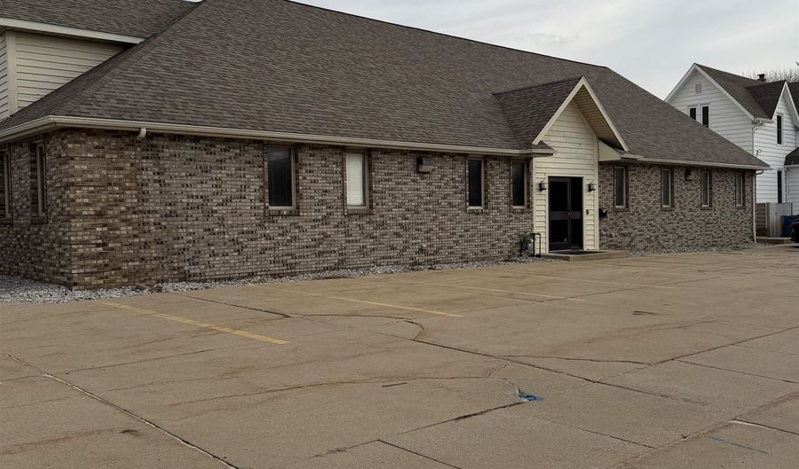 300 N Wayne St, Angola, IN 46703 - 0 Beds, 3 Bath