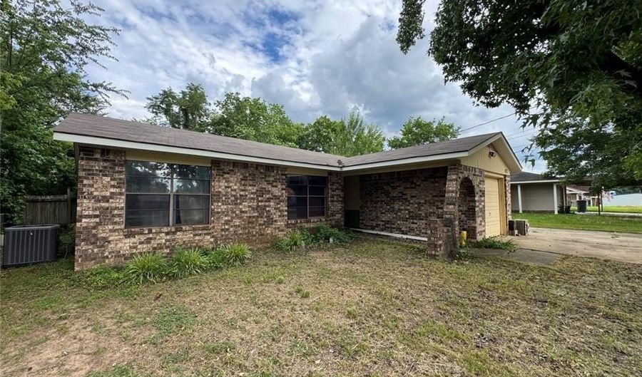 412 7th St, Barling, AR 72923 - 3 Beds, 2 Bath