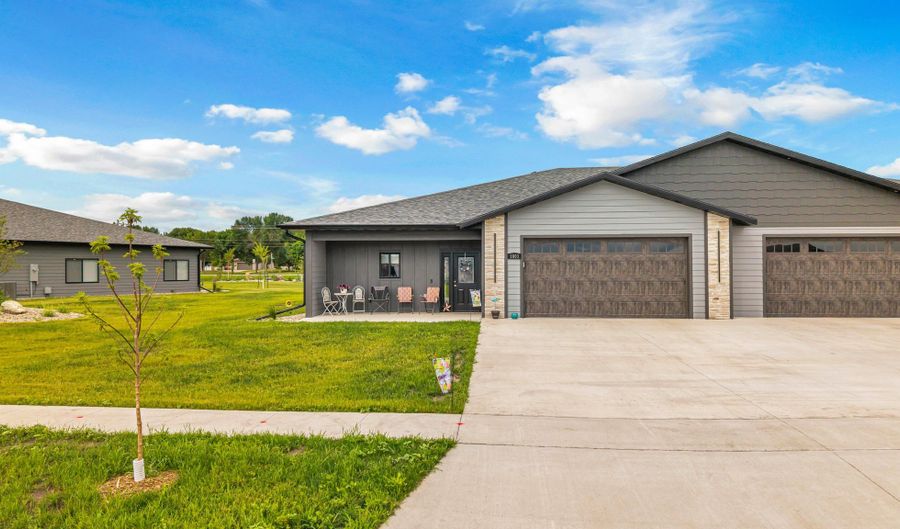 1707 N 18th St, Aberdeen, SD 57401 - 2 Beds, 2 Bath