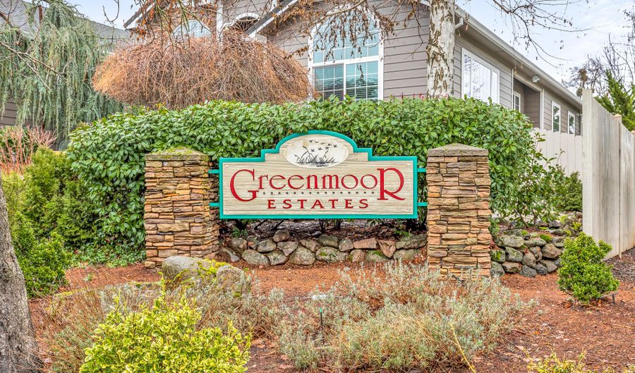 109 Greenmoor Dr, Eagle Point, OR 97524 - 4 Beds, 3 Bath