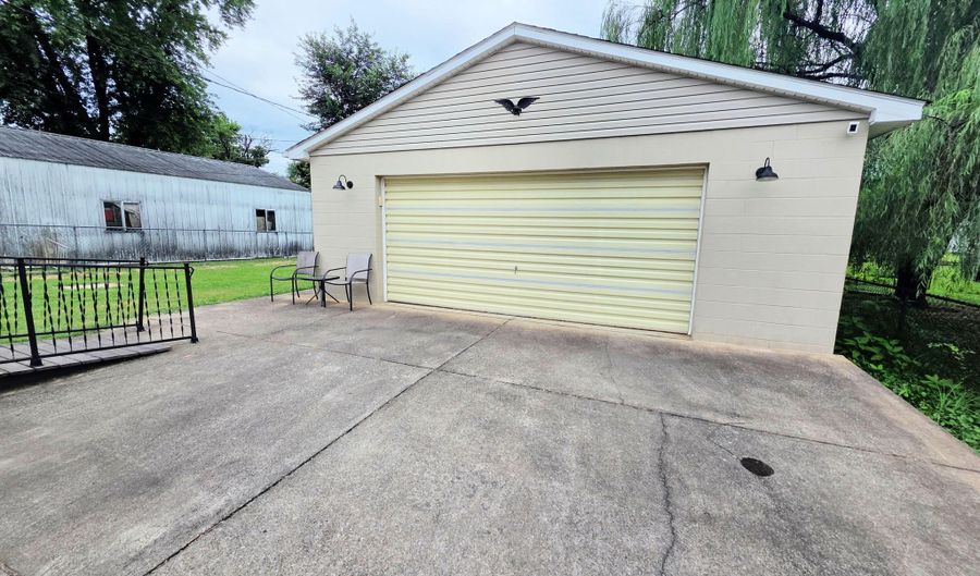 813 Johnson St, Bardstown, KY 40004 - 2 Beds, 2 Bath