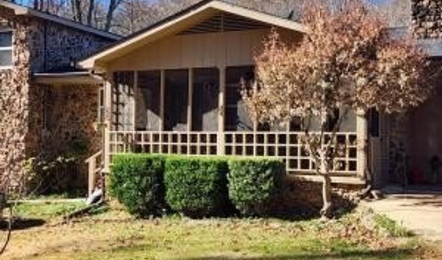 401 Jefferson St, Anderson, MO 64831 - 5 Beds, 3 Bath