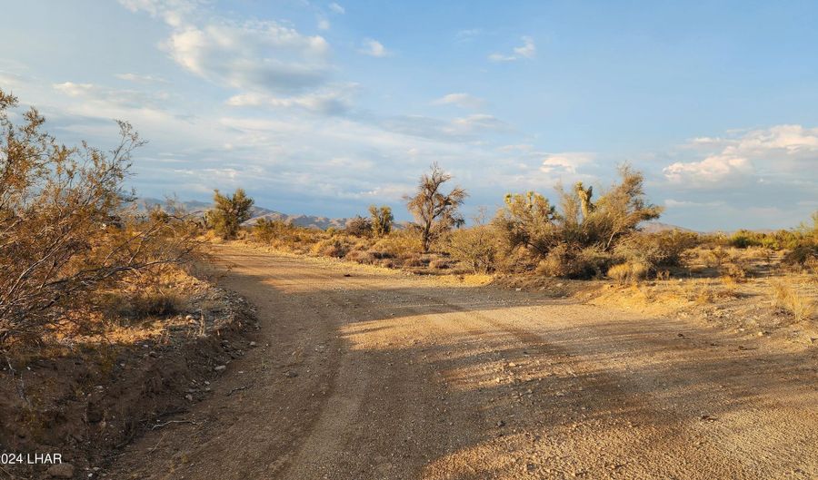 2204 S Six Shooter Rd, Yucca, AZ 86438 - 0 Beds, 0 Bath