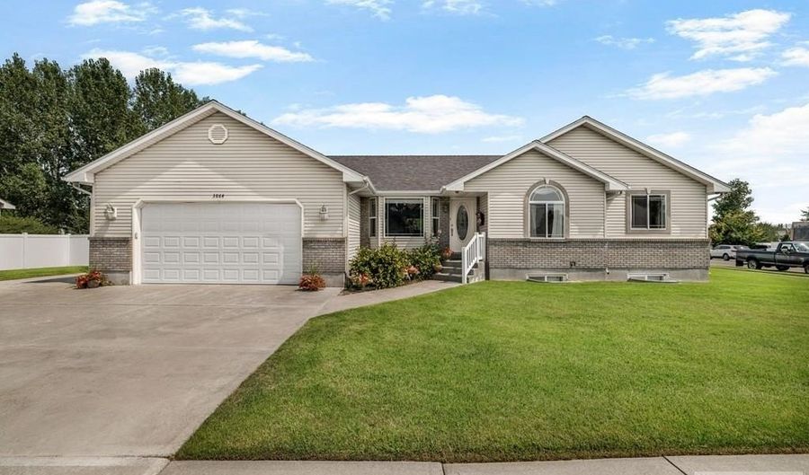 3864 E John Adams Pkwy, Ammon, ID 83406 - 3 Beds, 2 Bath
