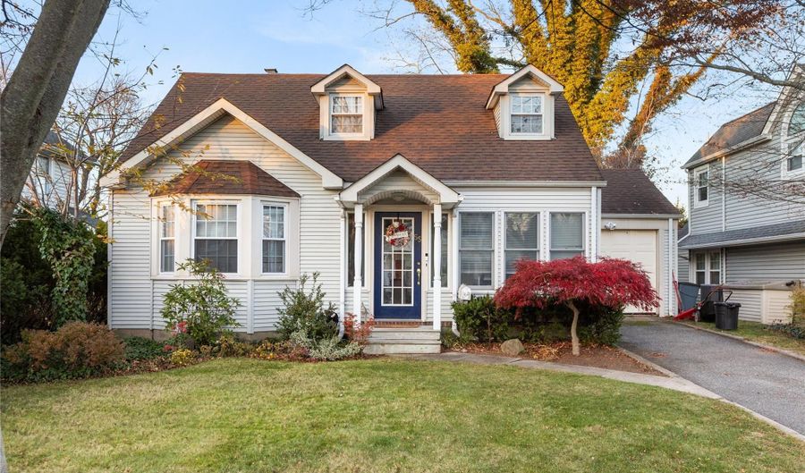 55 Robbins Ave, Amityville, NY 11701 - 2 Beds, 3 Bath