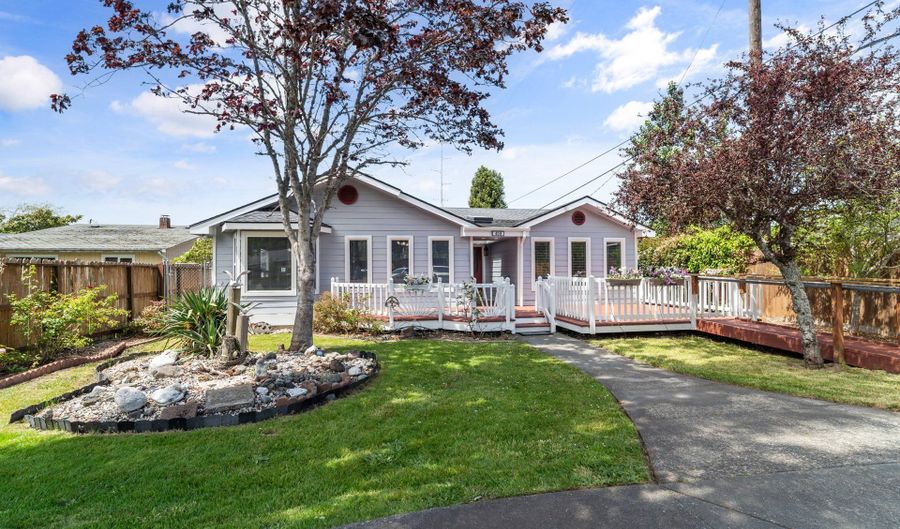 409 PACIFIC Ave, Brookings, OR 97415 - 3 Beds, 2 Bath