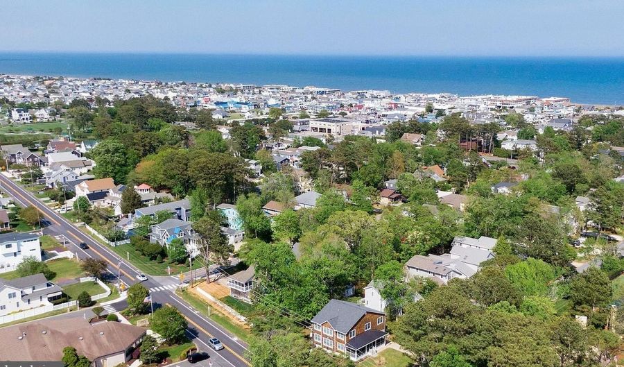 327 OAKWOOD St, Bethany Beach, DE 19930 - 5 Beds, 4 Bath