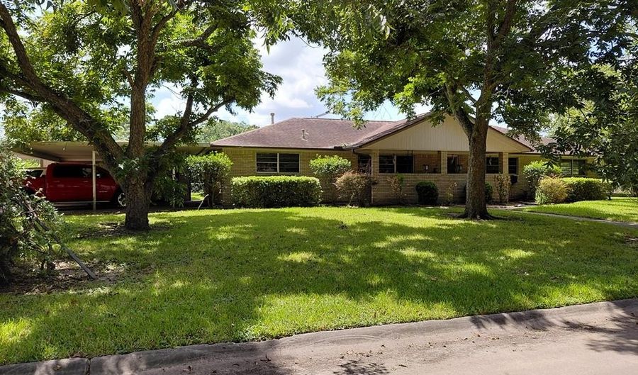 736 NORTHRIDGE, Angleton, TX 77515 - 3 Beds, 2 Bath
