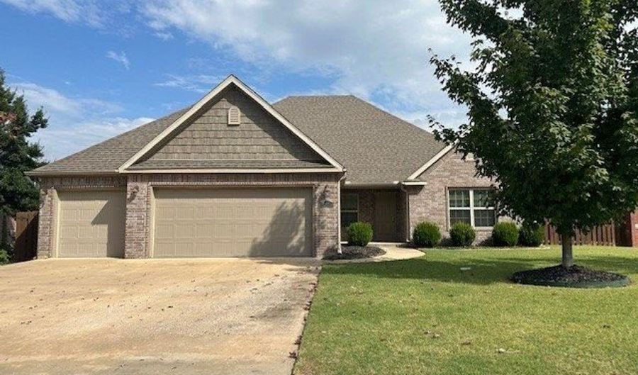6704 Pilgrim Rd, Bentonville, AR 72713 - 4 Beds, 2 Bath