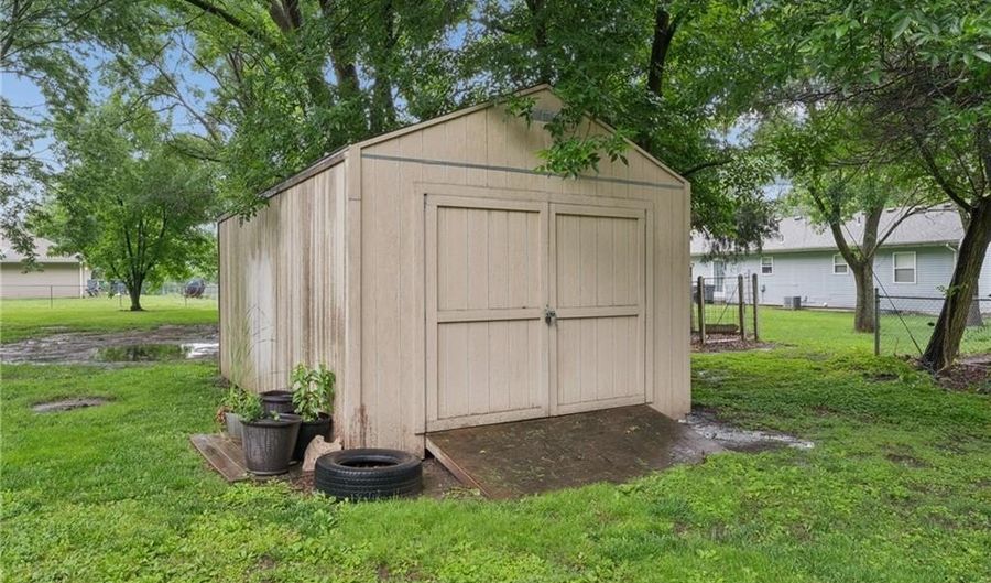 104 W Oak St, Archie, MO 64725 - 4 Beds, 2 Bath
