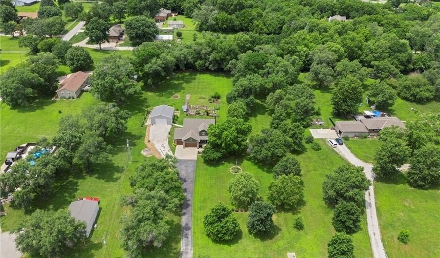 1812 N 150th St, Basehor, KS 66007 - 4 Beds, 4 Bath