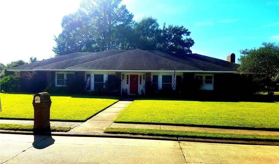 4800 Westgarden Blvd, Alexandria, LA 71303 - 4 Beds, 3 Bath