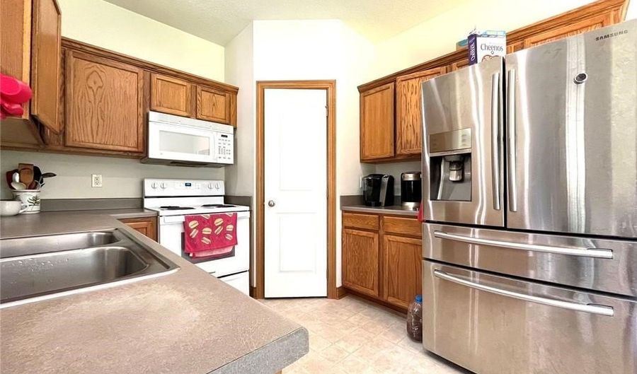 2101 4th Ave SE, Altoona, IA 50009 - 3 Beds, 2 Bath