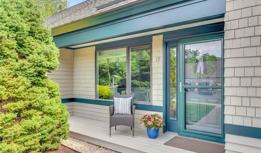 19 Vanderbilt Dr, Narragansett, RI 02882 - 2 Beds, 2 Bath