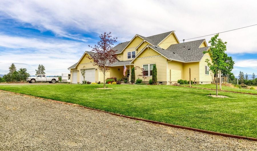11100 Meadows Rd, White City, OR 97503 - 4 Beds, 4 Bath