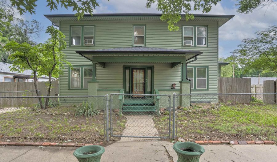 404 N 2nd St, Arkansas City, KS 67005 - 4 Beds, 2 Bath
