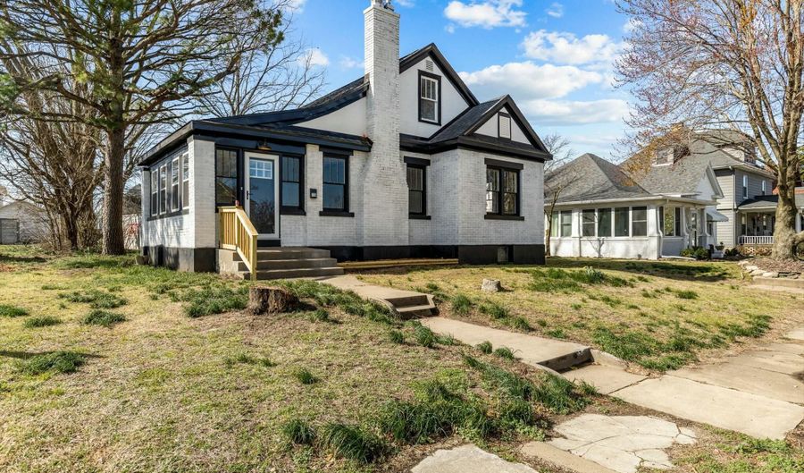 110 W Locust St, Aurora, MO 65605 - 3 Beds, 2 Bath