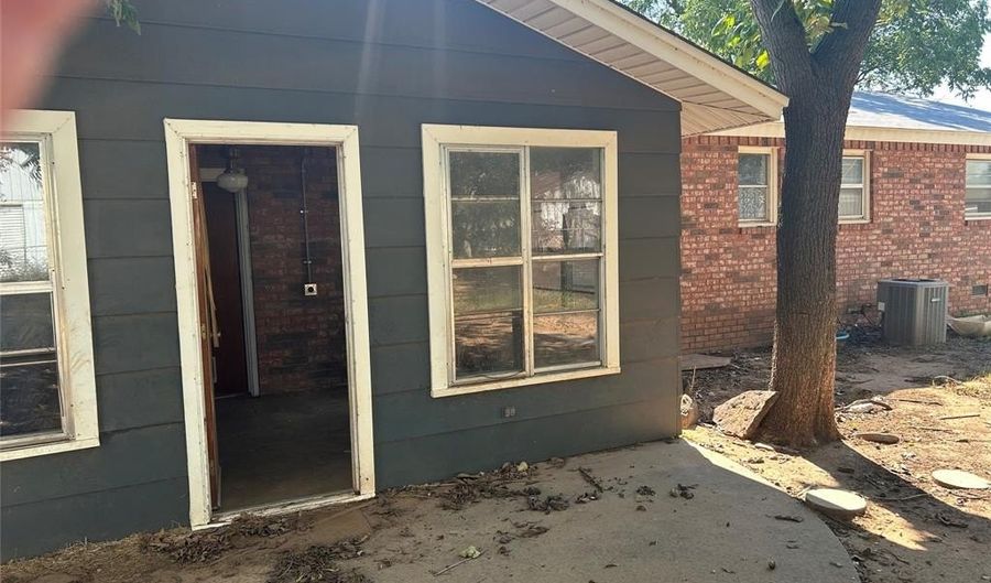 505 S Sycamore St, Archer City, TX 76351 - 3 Beds, 2 Bath