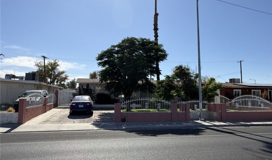 4567 S Nellis Blvd, Las Vegas, NV 89121 - 4 Beds, 2 Bath